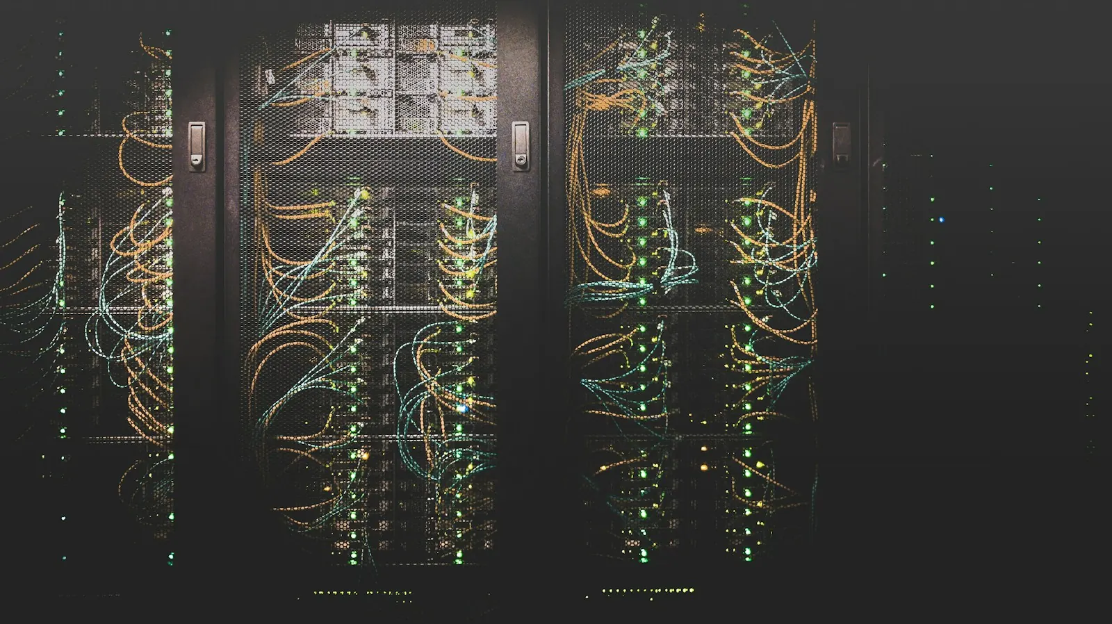 Network cabling in a data centre corridor